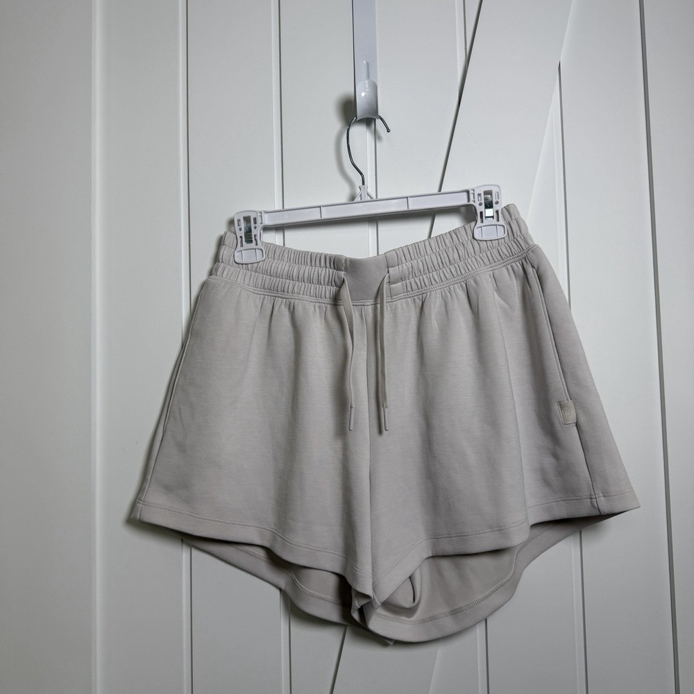 Hollister Gilly Hicks Cooldown Flowy Shorts Women's Size Medium Stone Color